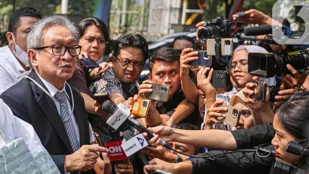 Pemeriksaan dilakukan penyidik Kejagung saat Maqdir Ismail menyerahkan uang Rp27 miliar diduga berasal dari aliran dana perkara korupsi BTS Kominfo.