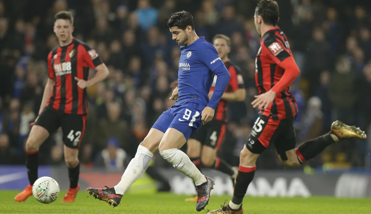 Pemain Chelsea, Alvaro Morata (tengah) saat mencetak gol ke gawang Bournemouth pada laga perempatfinal Piala Liga Inggris di Stamford Bridge stadium, London, (20/12/2017). Chelsea menang 2-1. (AP/Alastair Grant)