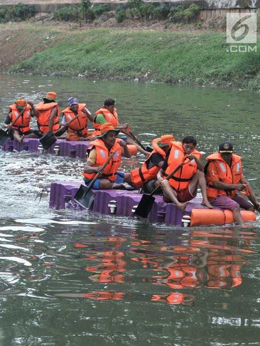 Petugas dari UPK Badan Air Dinas Lingkungan Hidup Kecamatan Duren Sawit beradu kecepatan saat lomba dayung di Kanal Banjir Timur, Jakarta, Sabtu (17/8/2019). (merdeka.com/ Iqbal S. Nugroho)