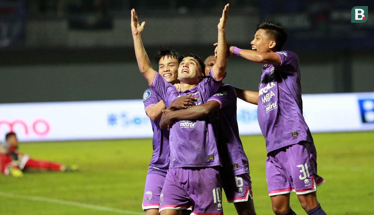 <p>Pemain Persita Tangerang, Ezequiel Vidal (tengah) melakukan selebrasi usai mencetak gol ke gawang Dewa United dalam laga pekan ke-3 BRI Liga 1 2022/2023 antara Persita Tangerang melawan Dewa United di Indomilk Arena, Tangerang, Minggu (7/8/2022) malam WIB. (Bola.com/M Iqbal Ichsan)</p>