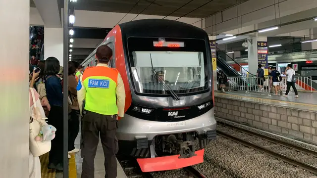 kepadatan penumpang KRL di Stasiun Manggarai, Senin (28/9/2026). (Liputan6.com/Rachel Aulia)