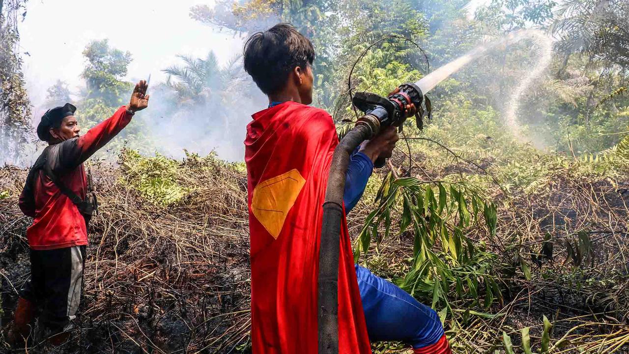 Superman Muncul di Tengah Kebakaran Lahan Palangkaraya