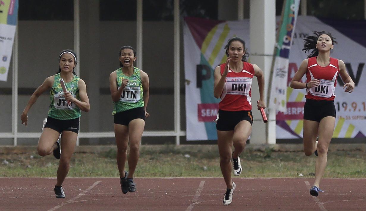 Pelari putri DKI Jakarta memacu kecepatan saat mengikuti nomor 4x100 meter estafet pada Kejuaraan Pomnas XVI 2019 di Stadion Madya, Senayan, Jakarta, Rabu (25/9). Tim putri Jakarta raih emas di nomer 4x100 meter estafet. (Bola.com/Yoppy Renato)