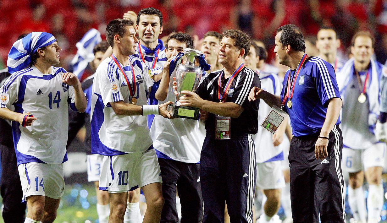 Otto Rehhagel - Pelatih asal Jerman ini sukses membuat kejutan di Piala Eropa tahun 2004. Yunani yang tidak diperhitungkan justru keluar sebagai juara. (Foto:AFP/Lluis Gene)