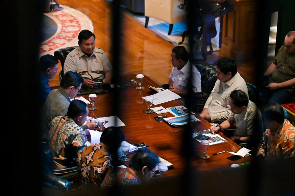 Presiden Republik Indonesia, Prabowo Subianto memanggil sejumlah Menteri Kabinet Merah Putih ke kediaman pribadinya di Hambalang, Bogor, pada Minggu, (14/12/2025).