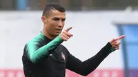 Pemain Portugal, Cristiano Ronaldo memberi isyarat saat sesi latihan perdana jelang Piala Dunia 2018 di base camp mereka di Kratovo, pinggiran Moskow, Rusia, Minggu (10/6). (Francisco LEONG/AFP)