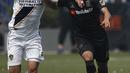 Pemain Los Angeles FC, Carlos Vela (kanan) berebut bola dengan pemain Los Angeles Galaxy, Perry Kitchen pada laga Major League Socccer di StubHub Center,  California, (31/3/2018). LA Galaxy menang 4-3. (AP/Jae C. Hong)
