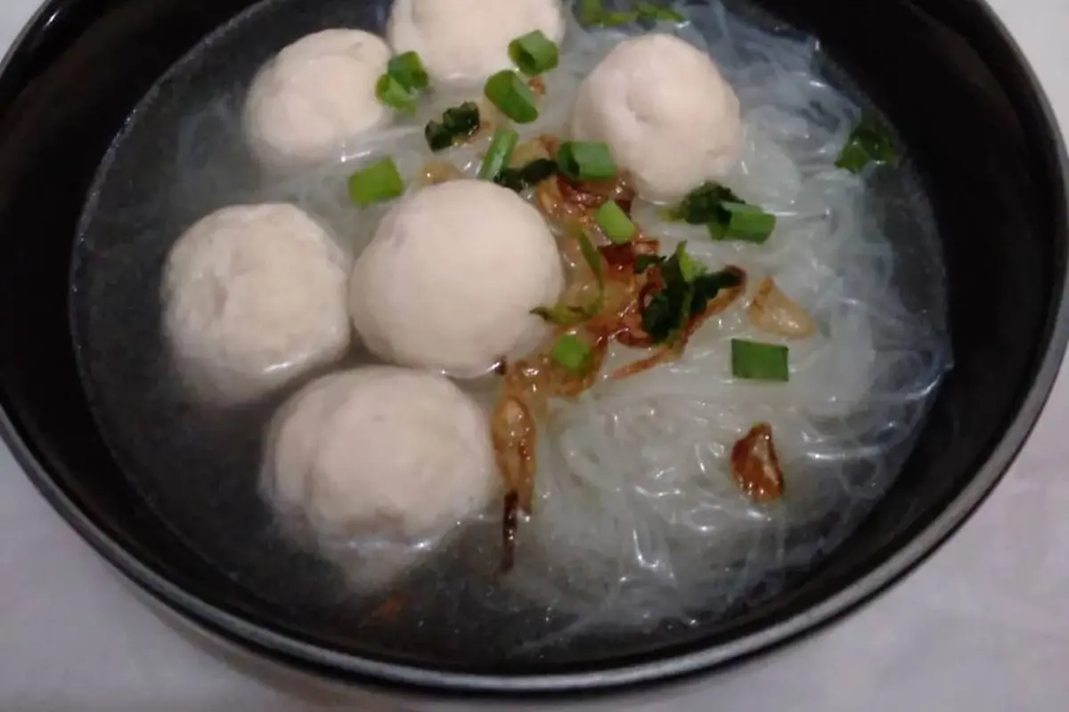 Dua mangkuk bakso kuah dengan mie bihun