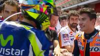 Momen di mana Valentino Rossi dan Marc Marquez berjabat tangan seusai balapan MotoGP Catalunya, Minggu (5/6/2016). (Bola.com/Twitter/Crash)