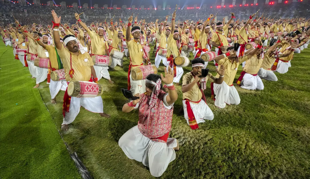 <p>&ldquo;Hari ini kami telah mampu menciptakan dua rekor dunia. Seperti hari ini, pada hari Jumat juga 11.000 penari dan musisi akan menampilkan Bihu di depan Perdana Menteri dan memulai perjalanan kita menaklukkan panggung dunia,&rdquo; kata Menteri Utama India. (AP Photo/Anupam Nath)</p>