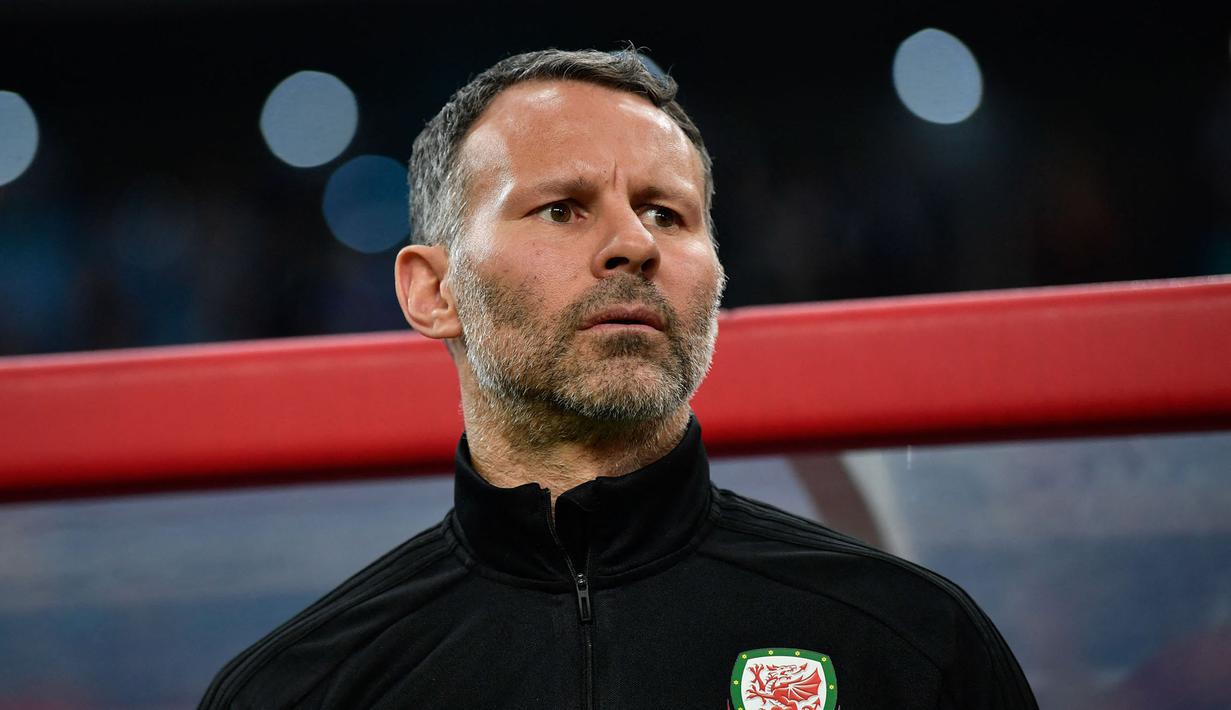 Ryan Giggs menghabiskan seluruh karier sepak bolanya bersama Manchester United. Giggs pernah mempersembahkan 13 gelar Liga Inggris untuk Setan Merah, tiga diantaranya bersama Ronaldo. Usai pensiun, ia pernah ditunjuk sebagai pelatih sementara MU kemudian menjadi pelatih Timnas Wales. (AFP)