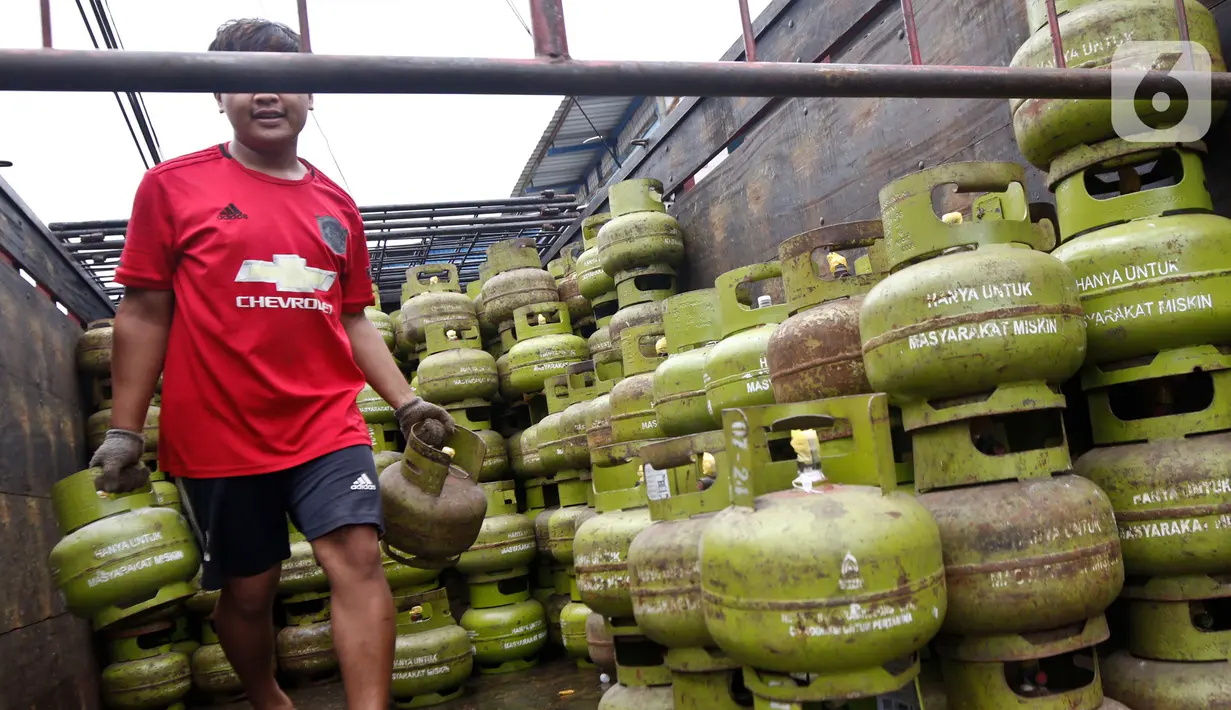 Pekerja saat melakukan penurunan elpiji 3 kilogram di Jakarta, Kamis (5/3/2020). Pemerintah melalui Kementerian Energi dan Sumber Daya Mineral (ESDM) menegaskan tidak akan mencabut subsidi elpiji 3 kilogram. (Liputan6.com/Johan Tallo)