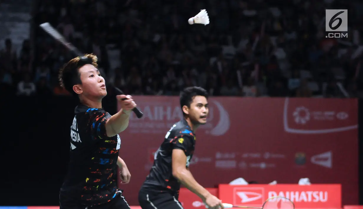 Ganda campuran Indonesia, Tontowi Ahmad/Liliyana Natsir saat melawan Zhang Nan/ LIU Xuanxuan (China) di perempat final Indonesia Masters 2018 di Istora Senayan, Jumat (26/1). Tontowi/Liliyana unggul 21-18 21-19. (Liputan6.com/Helmi Fithriansyah)