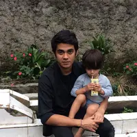 Bryan Jordan McKenzie, suami Irena dan anaknya, Arjuna Keith Al Ghifary sangat terpukul dengan kepergian istrinya. Meski malam sebelum istrinya meninggal dunia telah mendapatkan firasat. (dok. Pribadi HildaVitria Khan/Bintang.com)