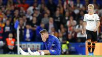 Gelandang Chelsea, Mason Mount, tampak lesu usai dikalahkan Valencia pada laga Liga Champions di Stadion Stamford Bridge, Selasa (17/9/2019). Chelsea takluk 0-1 dari Valencia. (AP/Frank Augstein)