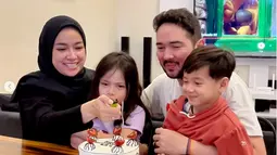 Ini adalah momen Aryani dan Donny Michael bareng buah hati tiup lilin bersama. Momen tersebut sempat dibumbui dengan tingkah lucu anaknya karena Isco lebih dulu meniup lilin sehingga membuat Alleia sedikit kesal dengan sang kakak. Alhasil lilin kembali dinyalakan dan giliran Alleia yang meniup lilin. Usianya hanya berbeda dua tahun, tingkah kakak adik ini bikin netizen gemas. (Liputan6.com/IG/@aryanifitriana24)