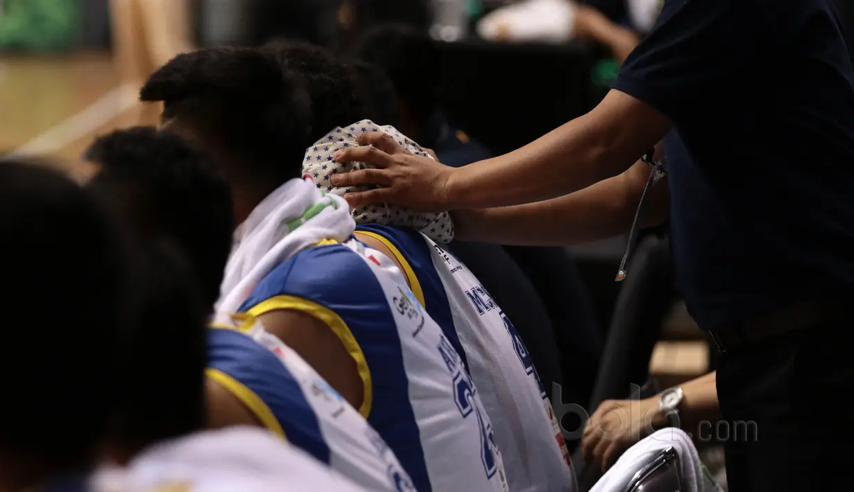 Pemain Satria Muda, Vamiga Michel mendapat perawatan punggung saat timnya melawan Pelita Jaya pada gim kedua final IBL 2017 di di Britama Arena, Kelapa Gading, Sabtu (6/52017). Satria Muda menang 83-63. (Bola.com/Nicklas Hanoatubun)