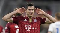 Penyerang Bayern Munchen, Robert Lewandowski berselebrasi usai mencetgrup E Liga Cak gol ke gawang Dynamo Kiev pada pertandingan hampions di Allianz Arena, Munich, Jerman, Kamis (30/9/2021). Lewandowski mencetak dua gol dan mengantar Bayern menang atas Dynamo Kiev 5-0. (AP Photo/Matthias Schrader)