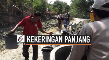 Akibat kekeringan, warga Nganjuk, Jawa Timur, harus mencari air bersih ke tempat yang begitu jauh dari pemukimannya. Mereka terpaksa gunakan dari persawahan untuk kebutuhan hidup.