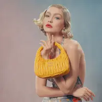 Punya persona modern, Gigi Hadid dipercaya membawakan tas ikonik Miu Miu di kampanye terbaru. [Miu Miu]