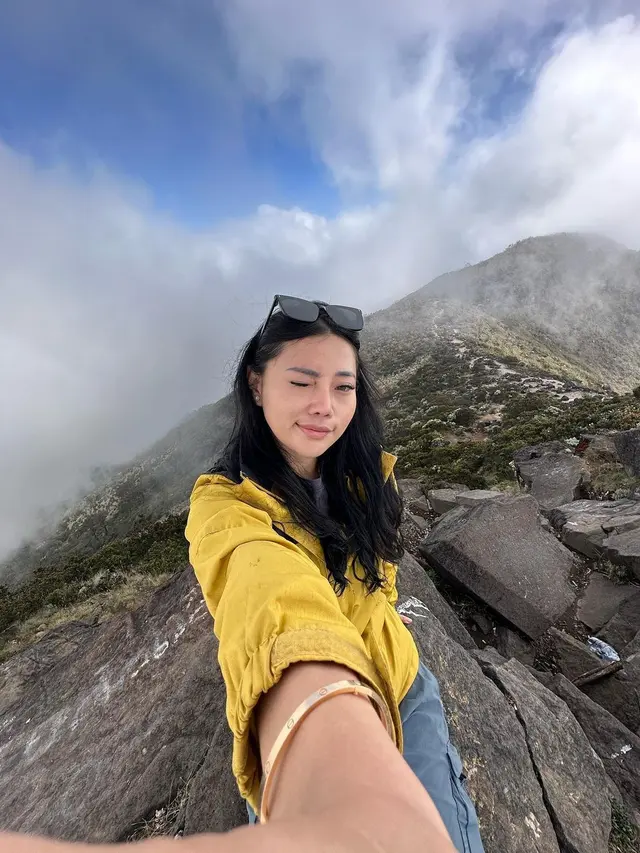 Memakai Jaket Kuning dengan Aksesori Kacamata Hitam