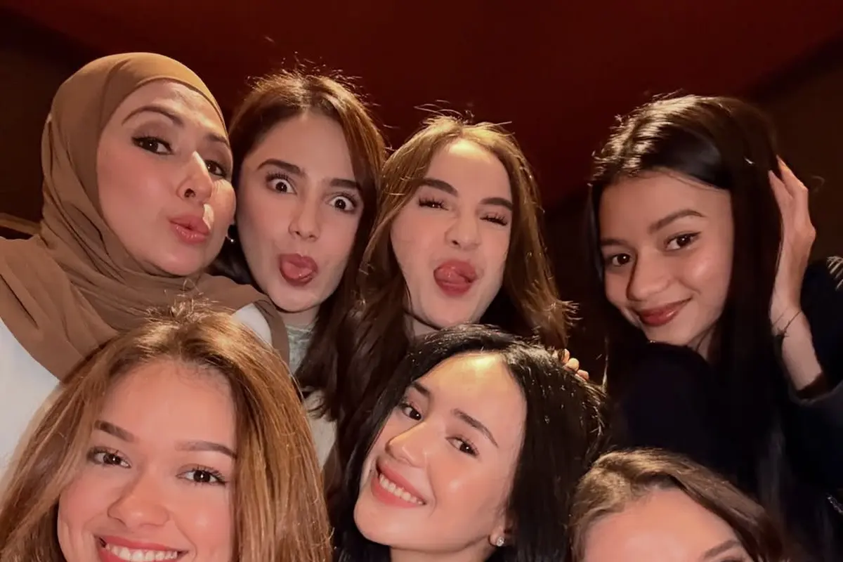 Gaya Geng Mermaid in Love saat Bukber, Dipulas Makeup Fresh & Flashback-Proof dari Syifa Hadju hingga Beby Tsabina