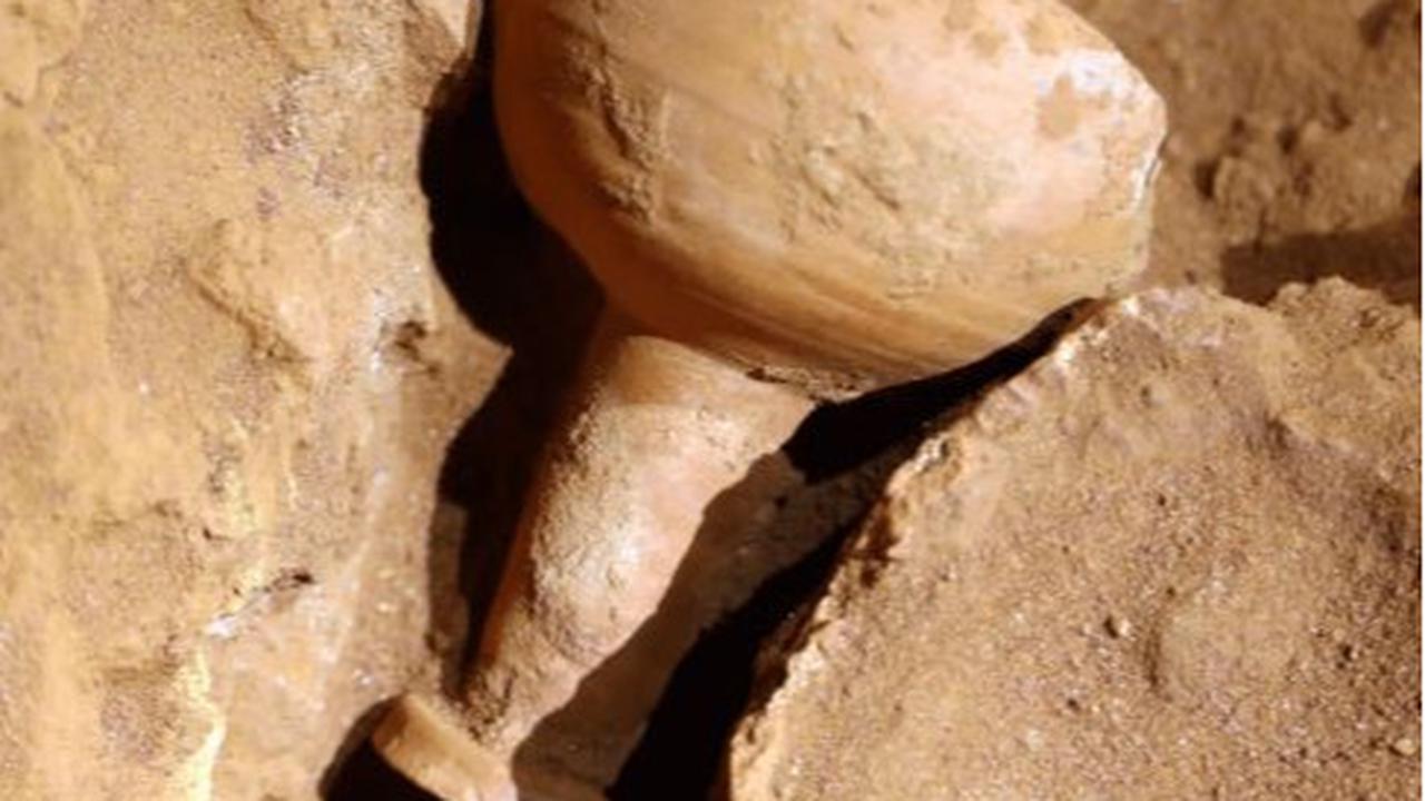 Cawan keramik ditemukan di makam kuno di Petra, Yordania.