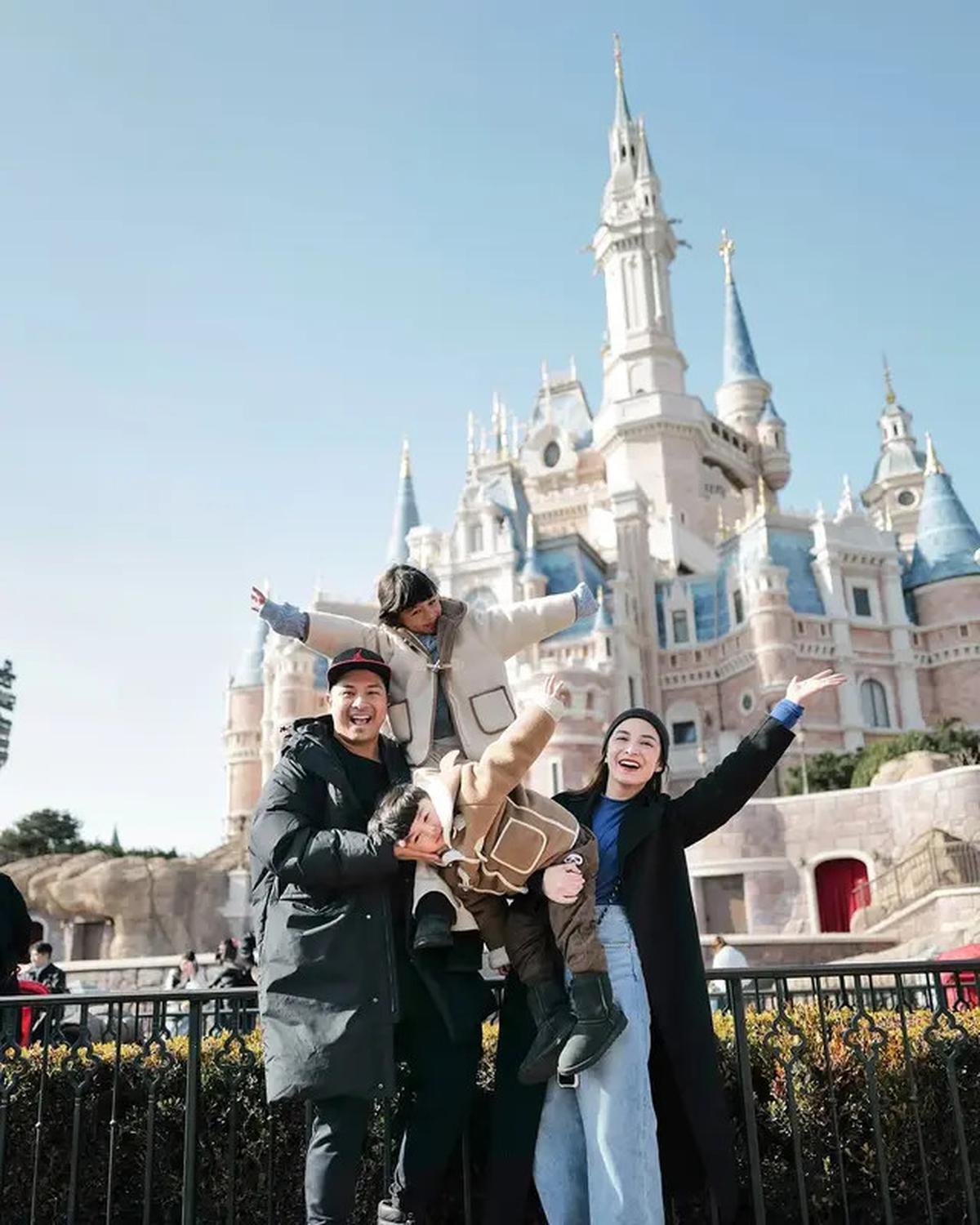 7 Potret Chelsea Olivia dan Glenn Kunjungi Spot Saat Prewedding, 10 Tahun Menikah