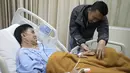 Menpora, Imam Nahrawi berbincang dengan mantan Petinju legendaris Indonesia, Ellyas Pical saat menjenguk di RS Harapan kita, Jakarta, Sabtu (18/2). (Dok. Humas Kemenpora)