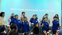 Penampilan Anak-Anak Penyintas Kanker di Peresmian Graha YOAI. Fasilitas Gedung Baru Yayasan Onkologi Anak Indonesia Juga Digunakan Sebagai Pusat Kegiatan Bagi Penyintas Kanker Anak