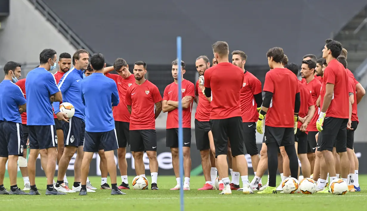 Para pemain Sevilla berkumpul saat sesi latihan di Cologne, Jerman, Kamis (20/8/2020). Sevilla akan menghadapi Inter Milan di final Liga Europa. (AP Photo/Martin Meissner)