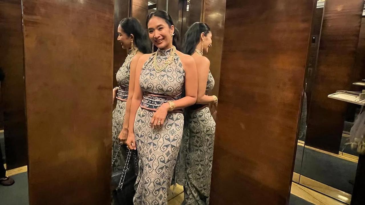 Model Batik Casual Hingga Resmi Ala Happy Salma, Bikin Tampilan Simple Tapi Memukau
