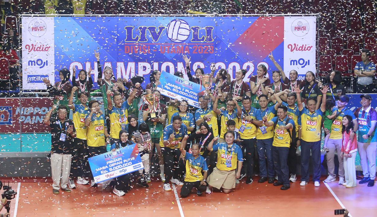 Selebrasi para pemain, pelatih dan ofisial Tim Voli Putri Petrokimia Gresik Pupuk Indonesia dengan trofi juara Livoli Divisi Utama 2023 setelah mengalahkan TNI AU pada laga grand final di di GOR Joyoboyo, Kediri, Sabtu (9/12/2023) malam WIB. Petrokimia Gresik Pupuk Indonesia menang 3-0 (25-21, 25-23, 25-16). (PBVSI)