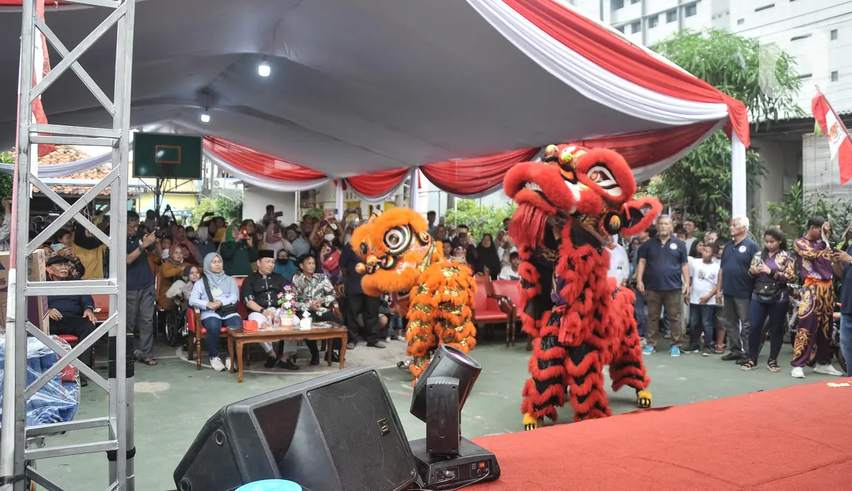 Barongsai saat memeriahkan acara Halalbihalal dan Pagelaran Seni Budaya di Asrama Polisi Cideng Barat, Gambir, Jakarta Pusat, Minggu (28/5/2023). (merdeka.com/Iqbal S Nugroho)