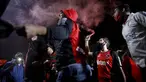 Suporter Newell's Old Boys melakukan aksi turun ke jalan di Rosario, Argentina, Kamis (27/8/2020). Dalam aksi tersebut mereka meminta klub memboyong kembali Lionel Messi. (AP Photo/Natacha Pisarenko)