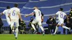 Rekan setim merayakan dengan penyerang Real Madrid Karim Benzema setelah dirinya mencetak gol ke gawang PSG pada leg kedua 16 besar Liga Champions di Santiago Bernabeu, Kamis (10/3/2022) dini hari WIB. Real Madrid secara dramatis sukses menyingkirkan PSG setelah menang 3-1. (AP Photo/Manu Fernandez)
