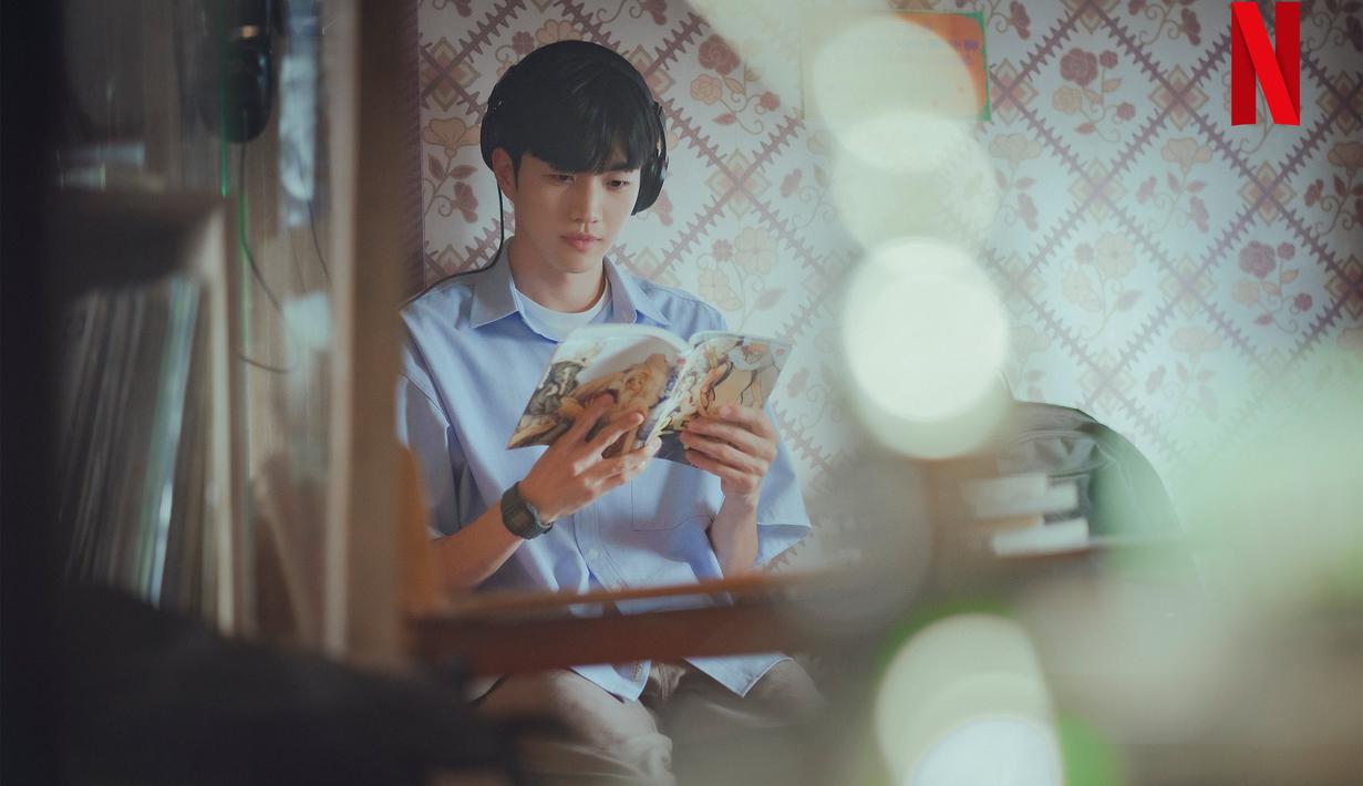 Sementara Kang Hoon berperan sebagai teman dekat Si Heon di tahun 1998 yang bernama In Gyu. (Foto: Instagram/ netflixkr)