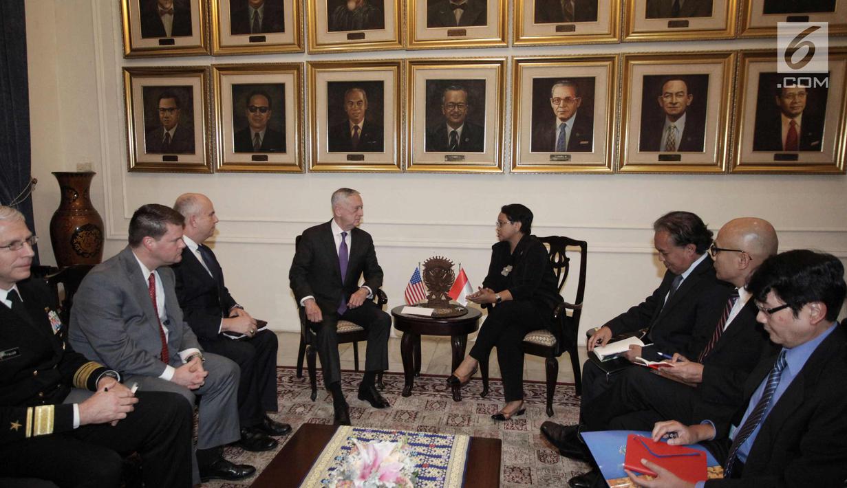 Suasana pertemuan Menlu RI Retno Marsudi dan Menhan AS, Jim Mattis di Kantor Kemenlu, Jakarta, Senin (22/1). Menlu mengatakan, salah satu isu yang dibicarakan dalam pertemuan yaitu pengembangan regional Indo-Pasifik. (Liputan6.com/Arya Manggala)
