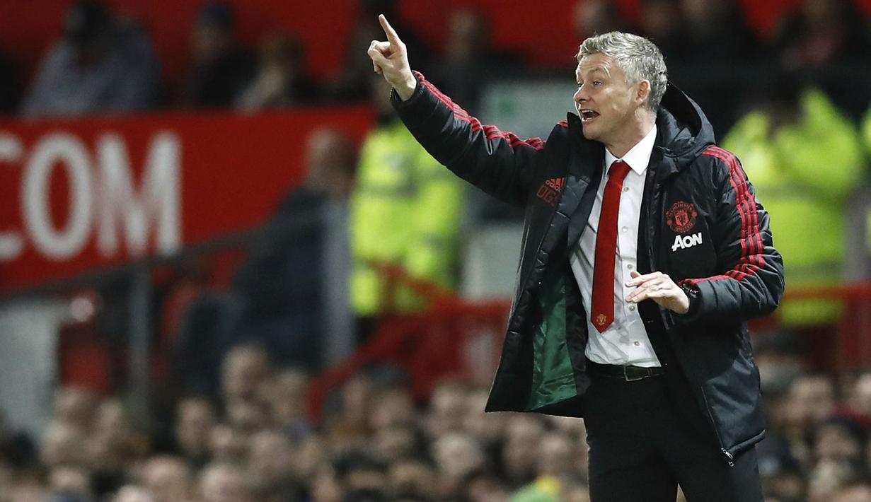 Pelatih Manchester United, Ole Gunnar Solskjaer, memberikan instruksi saat melawan Bournemouth pada laga Premier League di Stadion Old Trafford, Manchester, Minggu (30/12). MU menang 4-1 atas Bournemouth. (AP/Martin Rickett)