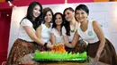 Lima selebriti cantik yang saling bersahabat kumpul bersama saat acara launching sebuah website tentang wanita, Jakarta, Senin (20/4/2015). (Liputan6.com/Panji Diksana)