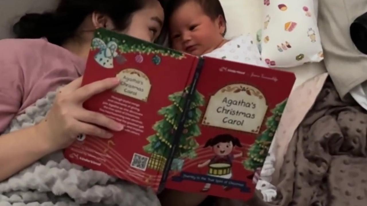 Momen Gemas Baby Agatha Menyimak Gritte Agatha saat Membacakan Buku