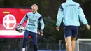 Kiper Denmark #01 Kasper Schmeichel melakukan pemanasan selama latihan tim nasional (timnas) menjelang matchday ke-8 kualifikasi Euro 2024,  di Serravalle, San Marino, pada 16 Oktober 2023. (Liselotte Sabroe / Ritzau Scanpix / AFP)
