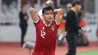 Pemain Timnas Indonesia, Pratama Arhan bersiap melakukan lemparan ke dalam saat menghadapi Thailand dalam laga matchday ketiga Grup A Piala AFF 2022 di Stadion Utama Gelora Bung Karno, Senayan, Jakarta, Kamis (29/12/2022) sore WIB. (Bola.com/Abdul Aziz)