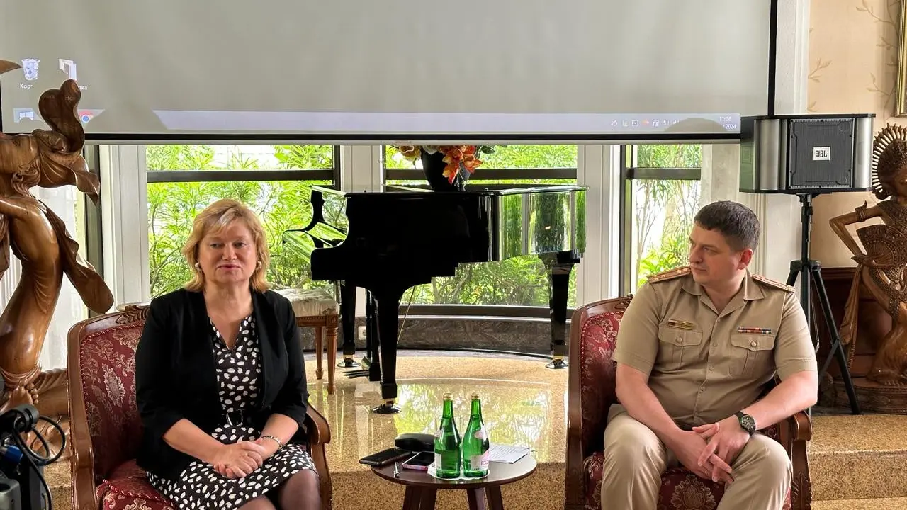 Wakil Duta Besar Rusia untuk Indonesia Veronica Novoseltseva (kiri) dalam pernyataan pers bersama media, Rabu (24/4). (Liputan6/Benedikta Miranti)
