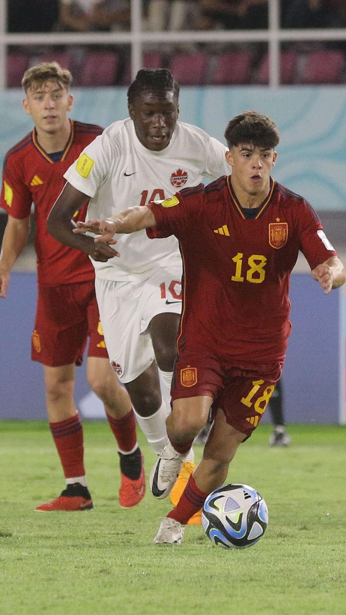 Sejak awal laga, Spanyol sudah menunjukkan dominasinya. Namun, garis pertahanan rapat yang diterapkan Kanada membuat Spanyol kesulitan mencuri gol. Bola.com/Arief Bagus