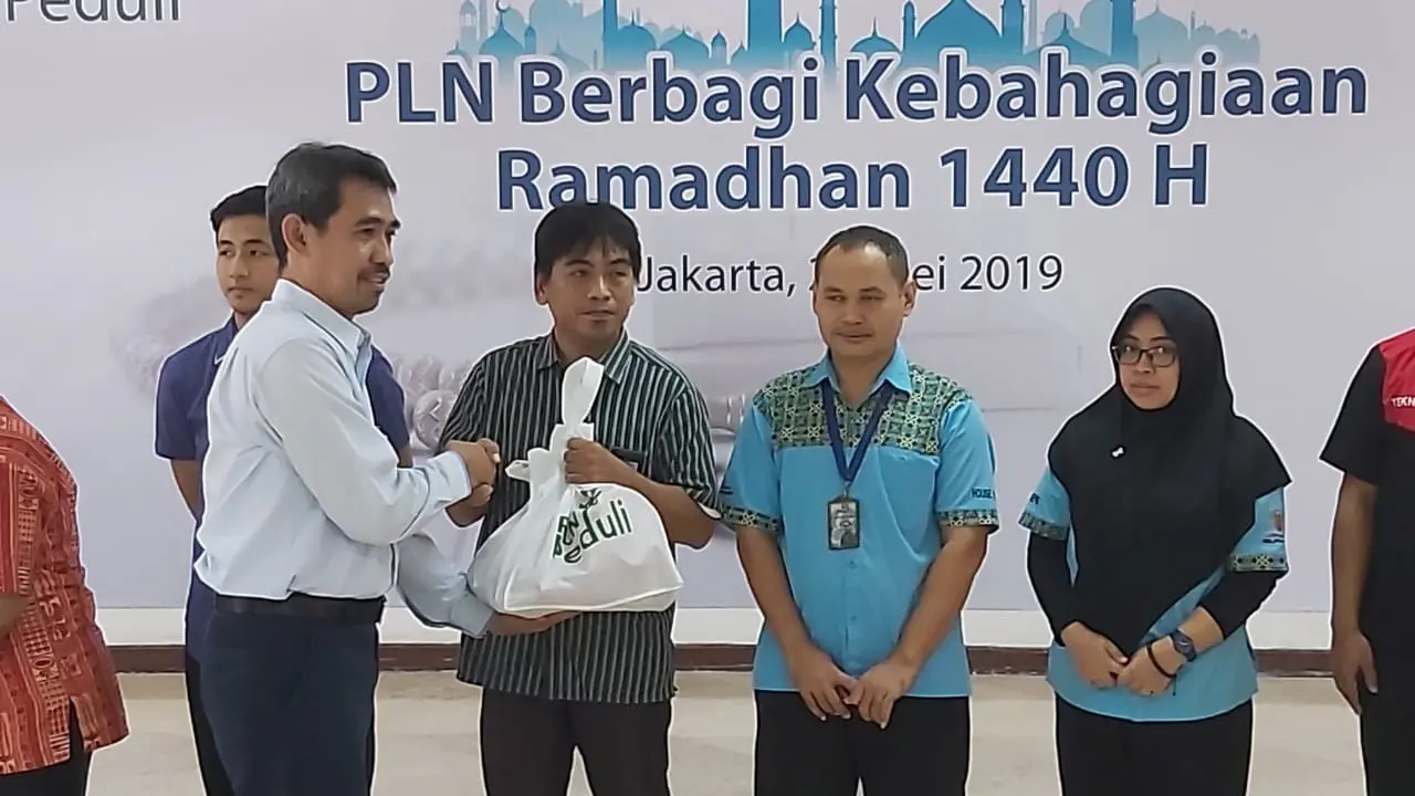 PLN membagikan 15.000 paket sembako secara serentak di 15 titik Jabodetabek pada hari ini. Dok PLN