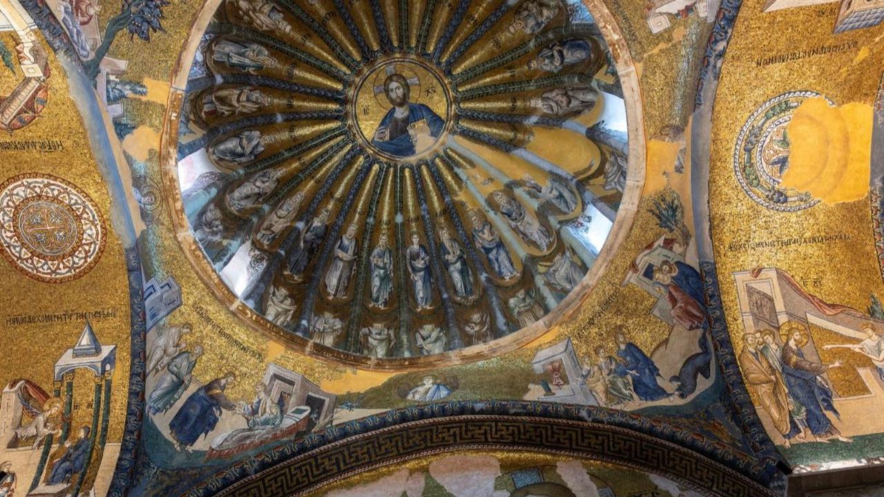 Seorang jemaah memotret kubah yang dihiasi lukisan Yesus Kristus di Masjid Kariye, Istanbul, Turki, pada Senin (6/5/2024). Masjid Kariye, sebelumnya Museum Chora, merupakan bangunan bekas gereja era Bizentium paling penting dan terkenal di Istanbul.&nbsp;