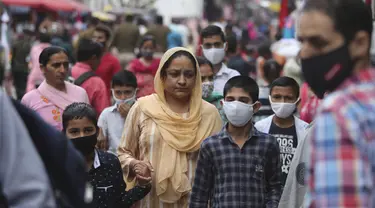 Warga India yang mengenakan masker berbelanja di Sunday market di Jammu, India, Minggu (21/3/2021). India sedang menghadapi gelombang baru infeksi Covid-19 dan mencatat rekor lonjakan harian tertinggi dalam hampir empat bulan terakhir. (AP Photo/Channi Anand)