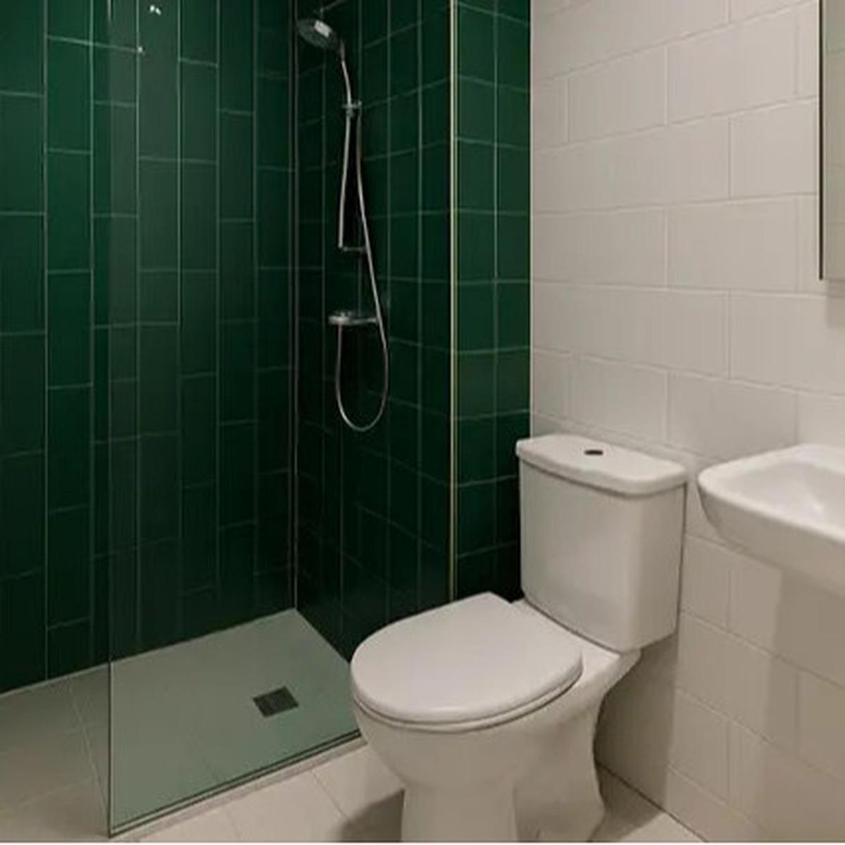 6 Inspirasi Desain Kamar Mandi Minimalis 2x2 yang Elegan dan Estetik