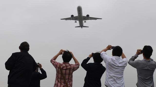 Pesawat Jet Penumpang Buatan China Lakukan Terbang Perdana